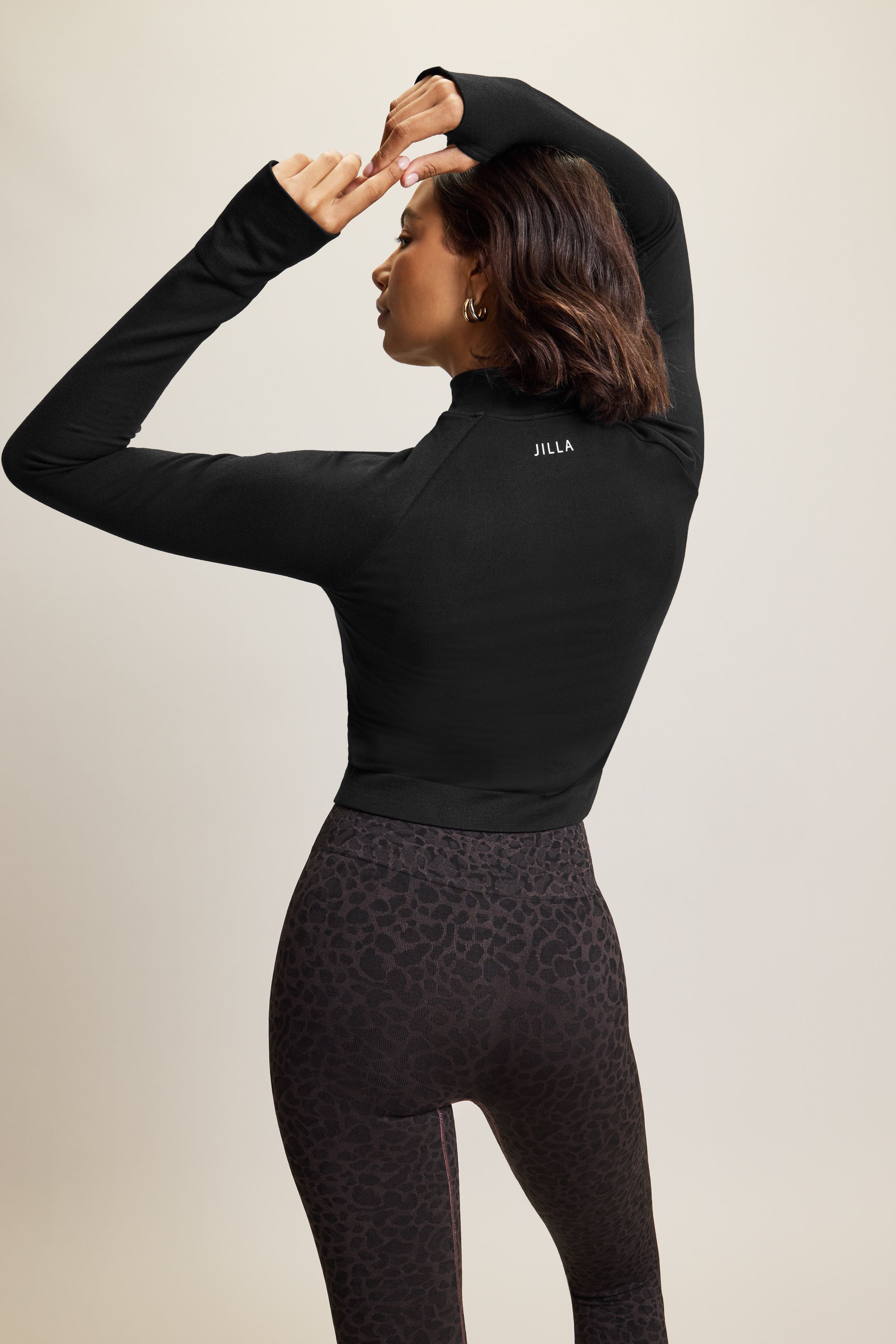Cropped, long sleeve bamboo modal thermo top featuring a high neck, half-zip front, and thumbholes. Designed for temperature control during workouts and made from breathable, moisture-wicking fabric. Perfect for gym sessions, outdoor activities, or casual everyday wear.



